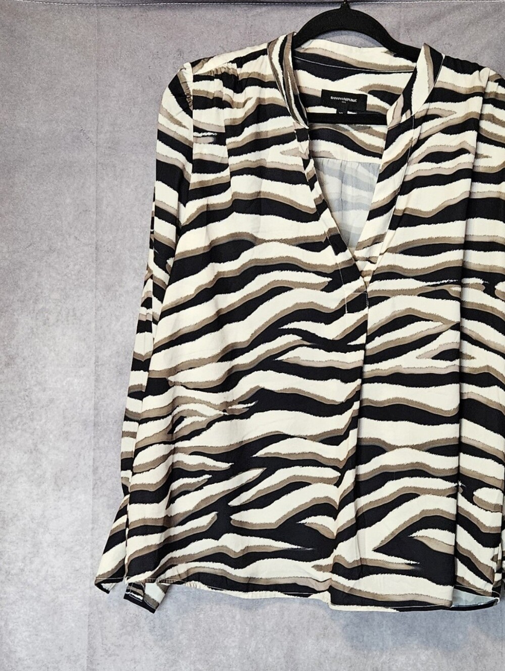 Banana Republic Animal Print Blouse Shirt Top XL Long Flare Sleeve V Neck - Picture 2 of 10